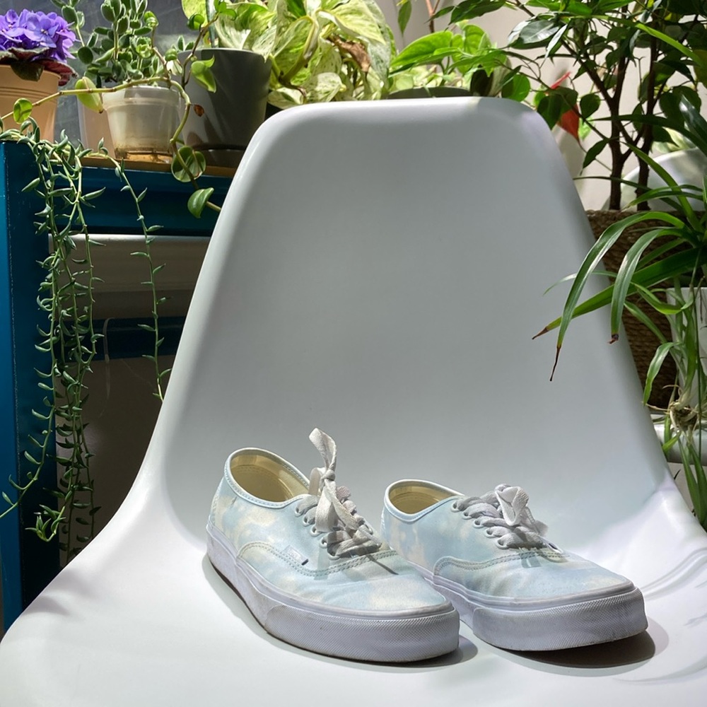 Vans light blue tie dye low top US M 8, US L 9.5